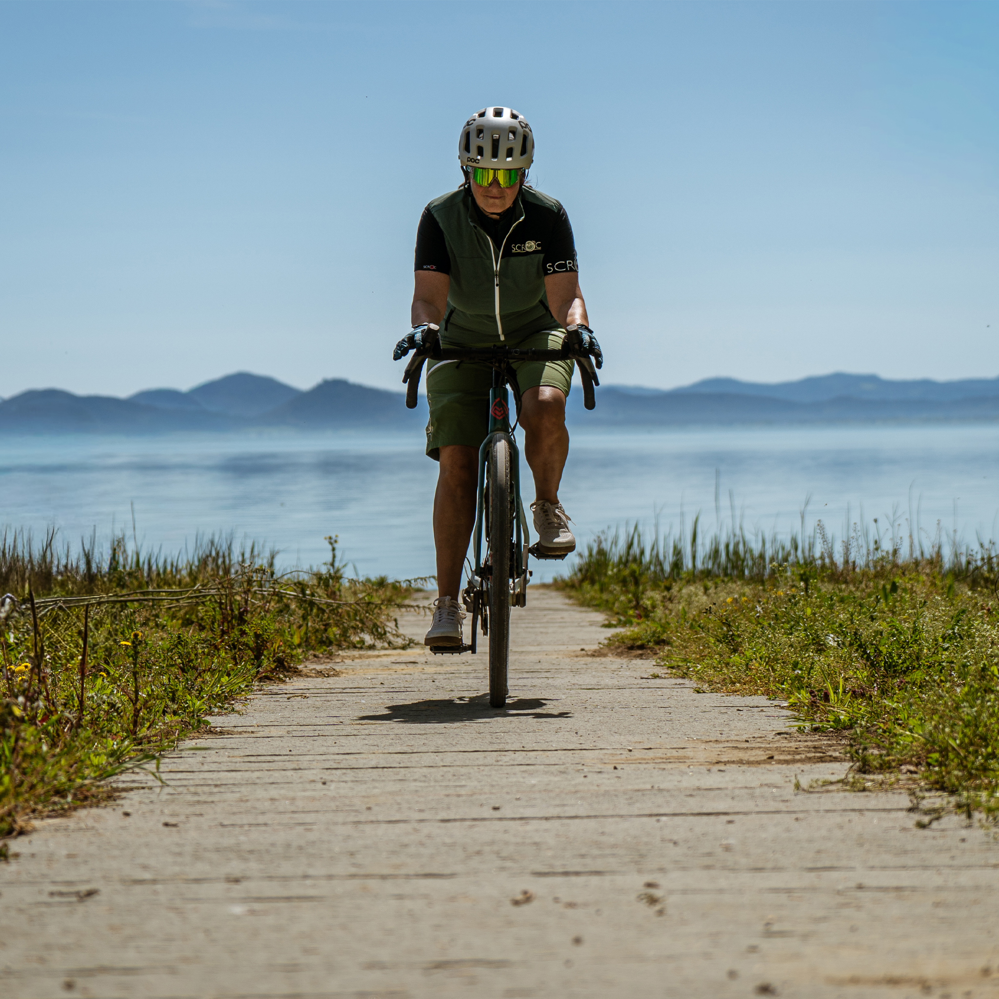 Yasemin mit dem Gravelbike am Wasser